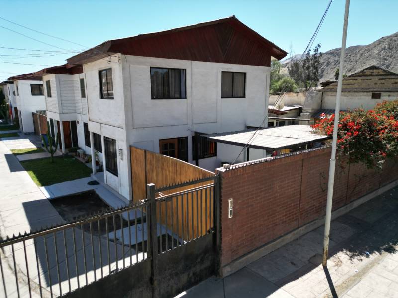 CASA EN ALAMEDA CON JUAN GODOY...                                        